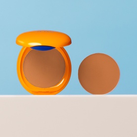 Shiseido Tanning Compact Foundation SPF10 Refill in bronze tone, shown open with round pan refill beside orange compact case