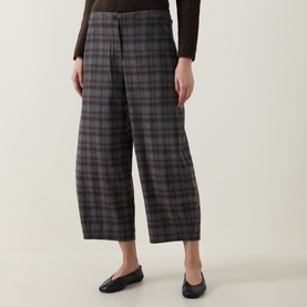Model wearing Oska choco check wide-leg cropped trousers in wool blend, styled with black loafers and brown top.