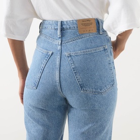 Model wearing American Vintage Joybird Cropped Straight-Leg Jeans in Authentique Stone, rear view showing logo patch, five-pocket design and contrast