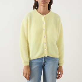 Model wearing American Vintage cardigan in Citronnier Chine, fluffy alpaca-wool blend, pearl buttons, crew neck, styled with blue jeans