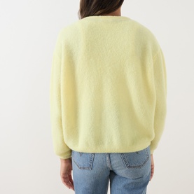Model wearing American Vintage knitwear in Citronnier Chine, back view, fluffy alpaca-wool blend, relaxed fit, styled with light blue jeans