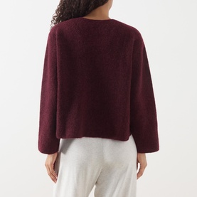 Model wearing AMERICAN VINTAGE Vitow Knitted Sweater in Grenat Chine, showing back view with dropped shoulders and brushed finish, styled with grey