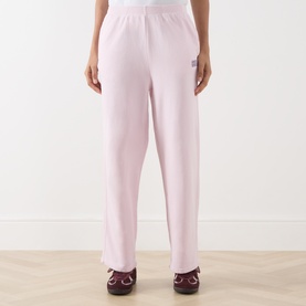 Model wearing American Vintage Sweat Bottom in Petale Vintage, straight-leg cotton joggers with elasticated waist and small logo tab