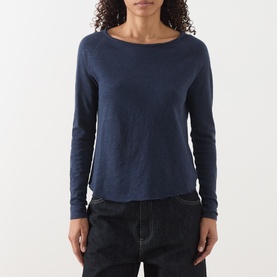 Model wearing American Vintage Sonoma Long-Sleeved Slub T-Shirt in navy blue vintage, round neck, long sleeves, paired with dark jeans.