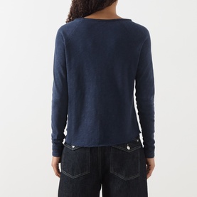 Model wearing AMERICAN VINTAGE Sonoma Long-Sleeved Slub T-Shirt in Navy Blue Vintage, round neck, long sleeves, back view, styled with dark wide-leg