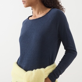 Model wearing AMERICAN VINTAGE Sonoma Long-Sleeved Slub T-Shirt in navy blue vintage, round neck, long sleeves, styled with a yellow fluffy bag.