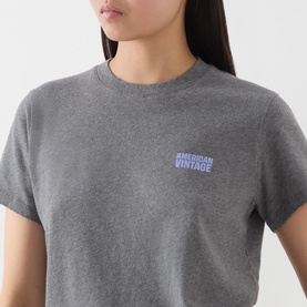 Model wearing American Vintage granite chin&eacute; cotton T-shirt with small purple logo print on chest