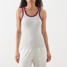 Model wearing AMERICAN VINTAGE Cribay Contrast-Trim Tank Top in Gris Chine with berry contrast trim, styled with matching grey joggers.