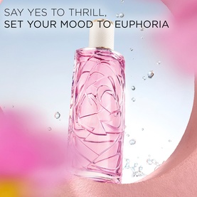Lanc&ocirc;me pink EDT bottle with embossed floral design, water droplets, and soft pink floral backdrop