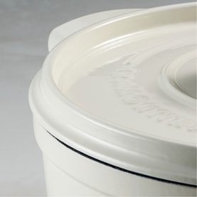 Tramontina Casserole in latte, close-up of embossed lid and rim detail on cast iron pot