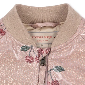 Konges Sl&oslash;jd jacket in Ma Grande Ce Rise, close-up of glittery pink fabric with cherry print and ribbed collar with zip fastening