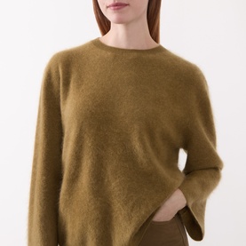 Model wearing Marella oil green wool-cashmere blend sweater with relaxed fit, crew neck and wide long sleeves.