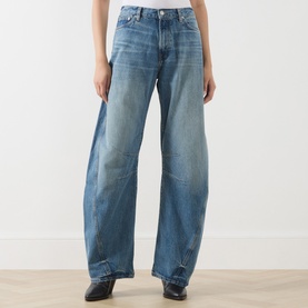 Model wearing Samsoe & Samsoe sephia blue wide-leg jeans in 100% cotton, styled with black leather shoes.