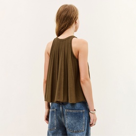 Model wearing Bash brown sleeveless swing tank top, back view, styled with light blue denim jeans