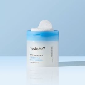 Medicube Zero Pore Pads Mild in clear blue-lidded tub with one textured cotton pad placed on top