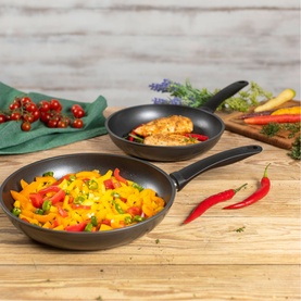 Kuhn Easy Induction Two-Piece Frying Pan Set in dark grey non-stick aluminium, shown with saut&eacute;ed peppers and grilled chicken