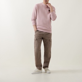 Model wearing Belstaff Logo Badge Sweatshirt in Dusk Pink with brown cargo trousers and white trainers.
