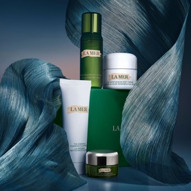 La Mer Best Sellers Skincare Gift Set featuring four products including cleanser, serum, moisturiser and eye cream, styled with teal silk fabric