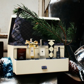 Jo Malone 25 Day Luxury Fragrance Advent Calendar, cream keepsake box with drawer, filled with miniature fragrances and candle, pine branch detail
