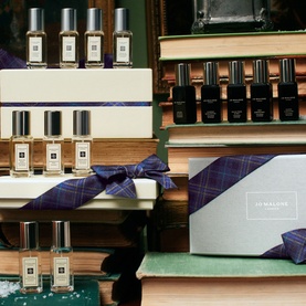 Jo Malone Christmas Edition Bestsellers Cologne Collection Gift Set featuring multiple cologne bottles and plaid ribbon bow packaging