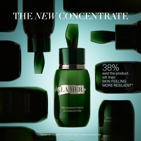 La Mer The Concentrate Serum in dark green glass bottle, shown with multiple applicator caps on a teal background