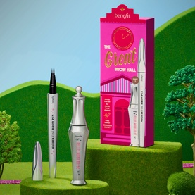 Benefit The Great Brow Hall Eyebrow Pen & 24Hr Brow Setter Duo Gift Set with pink decorative box and two product bottles
