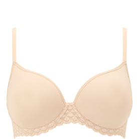 Simone Perele Plunge Bra in Peau Rose, smooth moulded cups with delicate scalloped lace trim along the underwire.